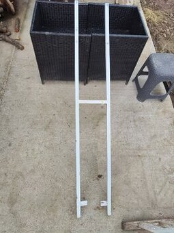 Stojan na elektricku rozvodnú skrinku