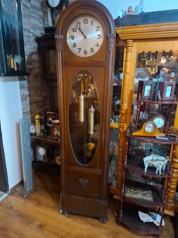 Predám funkčné starožitné podlahové hodiny JUNGHANS s polbic