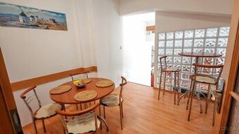 Predám jedálenský stôl + barový stôl grátis