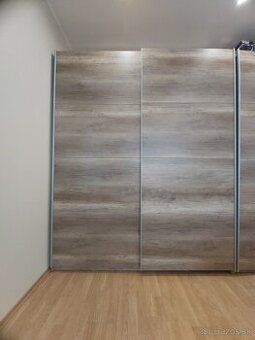 Šatníková skriňa