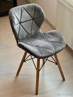 Stolička v škandinávskom štýle