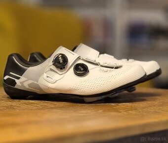 Tretry Shimano RC702 44 White Carbon