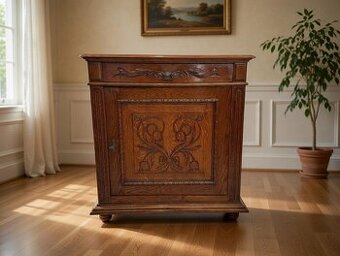 Starožitná rustikální skříň