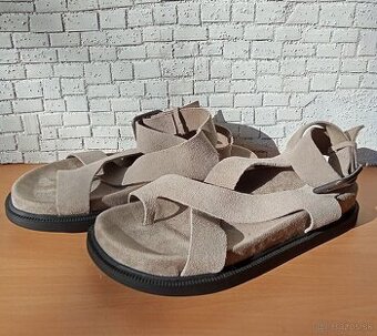 Pull & Bear sandále v.40
