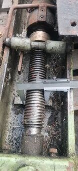 Predam dvojstlpovy starší zdvihák 2500kg ešte poctivé zelezo