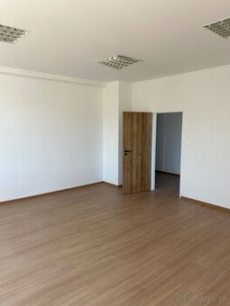 Kancelárie (31m2) blízko centra s parkovaním