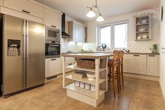 Na predaj 5-izbový rodinný dom v Sološnici - 1