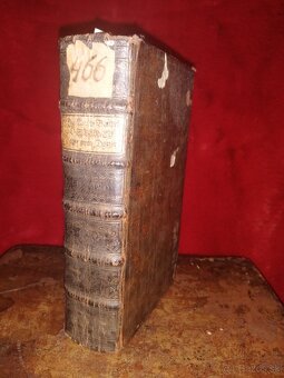 Stará kniha od doktora práva z. r 1757 skladá sa z 2 knih