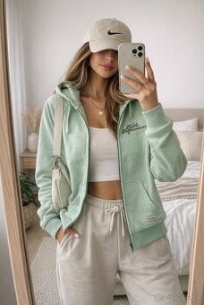 KRÁSNA MIKINA značky PEAK PERFORMANCE, PC 130 EUR