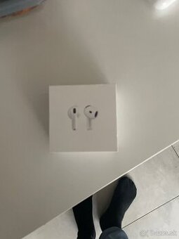 Apple AirPods 4