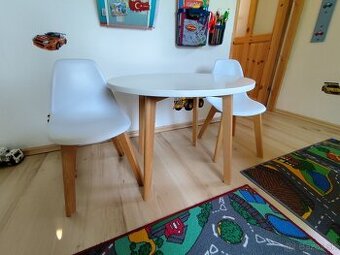 Detský stôl so stoličkami