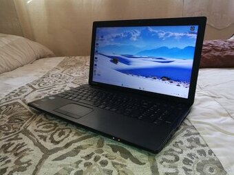 Toshiba. i3. 15,6" HD. RAM 8 GB. SSD 240 GB.
