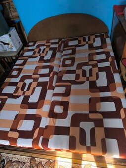 Dvojlôžková posteľ s úložným priestorom