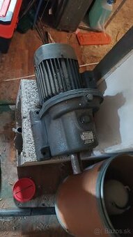 Elektromotor s prevodovkou