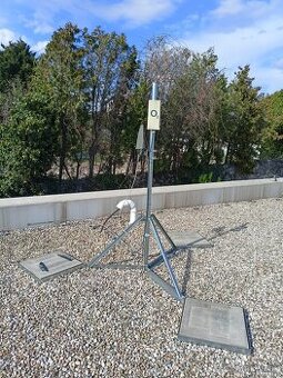 Držiak na antenu/satelit na rovnú strechu