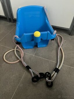 Detska hojdacka s klaksonom