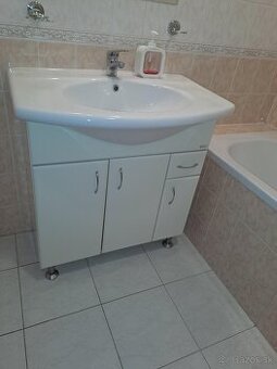 keramické umývadlo so skrinkou