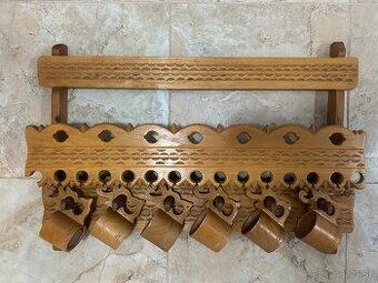 Drevená polička, koleso, hrable, kosa