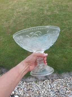Nepoškodená sklenená misa na nohe