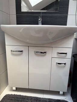 Skriňa s umývadlom