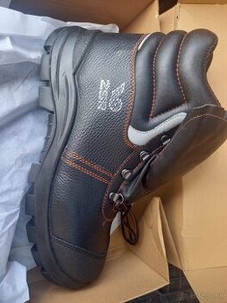 Pracovná obuv s kovovou špičkou 44