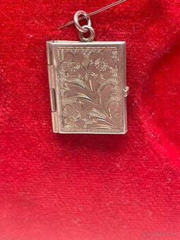 starozitny strieborný medailon