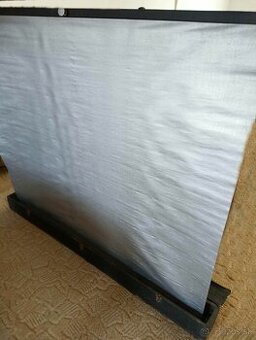 Staré rozkladacie samostojace projekčné plátno