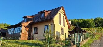 Dom s altánkom, murovaným krbom, pivnicou do svahu,
