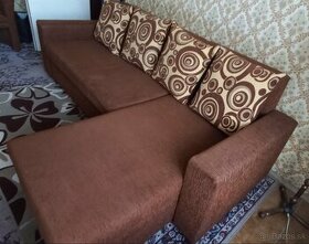 Rozkladaci gauč s úložným priestorom a kraslami