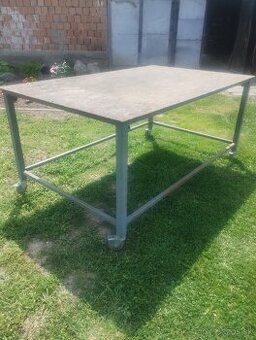 Pracovný stôl