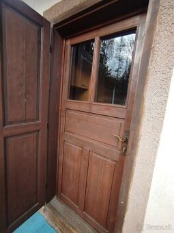 Dvere vchodové drevené