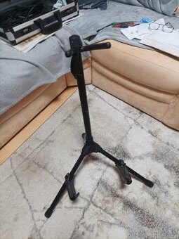 Stojan na elektrickú gitaru