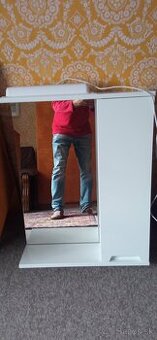 Skrinka nad umývadlo