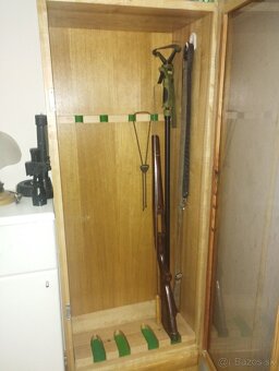 Skriňa na zbrane drevená so sklom