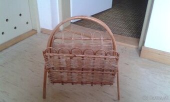 Ratanový stojan na časopisy