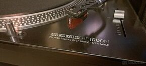 Gramofón RELOOP 1000M a predzosilovač CAMBRIDGE AUDIO CP 1