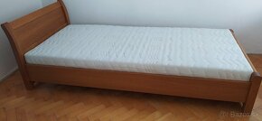 Jednolôžková posteľ s polohovateľným roštom