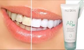 Bieliaca zubná pasta AP24 od NuSkin s fluoridom.