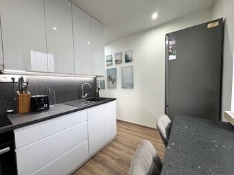 Na prenájom 2 izbový zrekonštruovaný byt s parkovaním