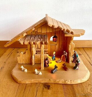 Starý krásný dřevěný betlém