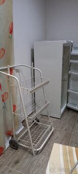 regál s kolieskami a lištou na cenovku,