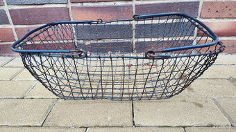 Kovovy kosik zo socialistickych potravin