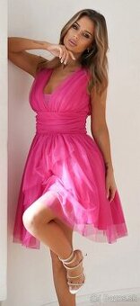 Cyklámenové krátke tylové šaty s jemnými flitrami