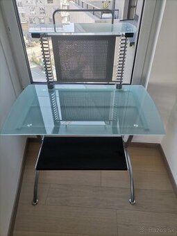 počítačový sklenený stolík