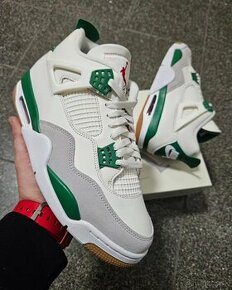 Nike Air Jordan 4 Retro "Pine Green"