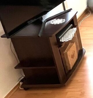 Skrinka pod TV