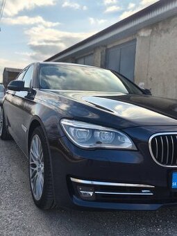 BMW 740i (3 liter benzín)