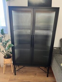 Kovova vitrina nova