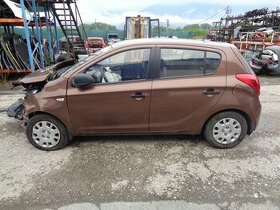 Hyundai i20 1,2i, 62,5kw rozpredám na náhradné diely - 1