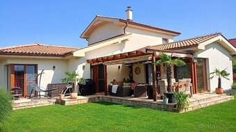 Predaj priestranného 4-izbového rodinného domu v stredomo - 1